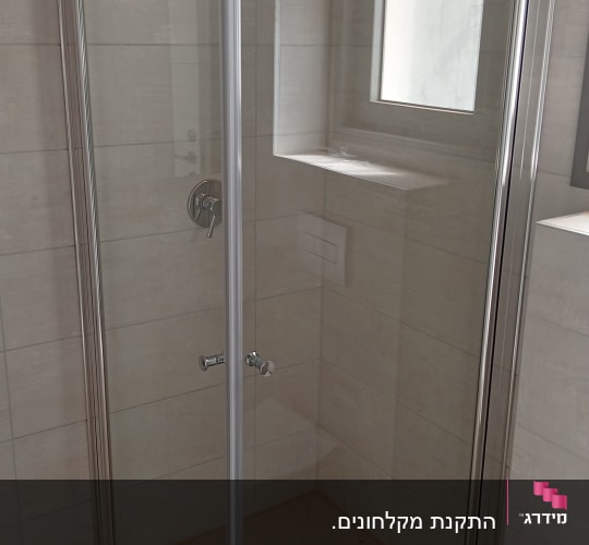 מקלחון זכוכית עם ראש מקלחת מתכתי